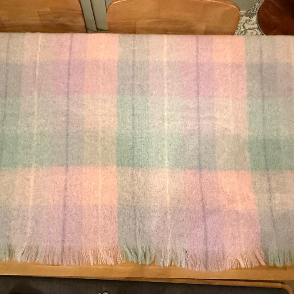 Avoca Elegant Blanket Shawl in New Condition - Picture 4 of 8